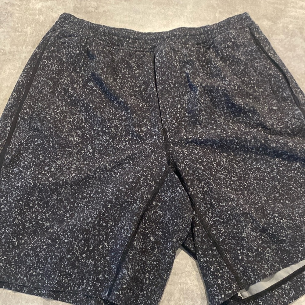 Lulu black speckled Pacebreaker
- 9” Inseam
- Lined
- Size Large